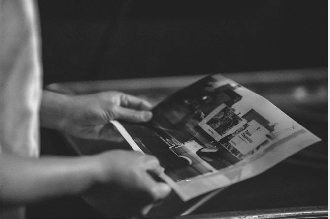 Fotografía impresa sostenida en la mano